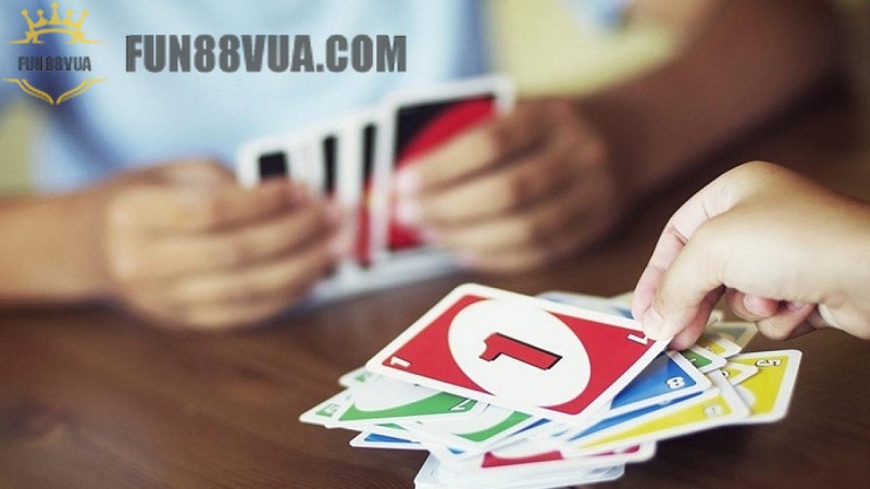 Người chơi đánh lá bài cùng màu hoặc cùng số với lá bài ở chồng hướng lên